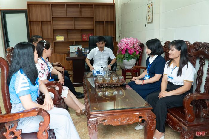 Lãnh đạo UBND xã Thượng Đức thường xuyên đôn đốc, nhắc nhở cán bộ chuyên môn nâng cao hiệu quả hỗ trợ công nghệ cho người dân.