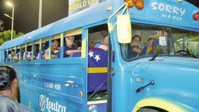 Curacao đến World Cup bằng xe buýt trường học màu xanh, dỡ kính