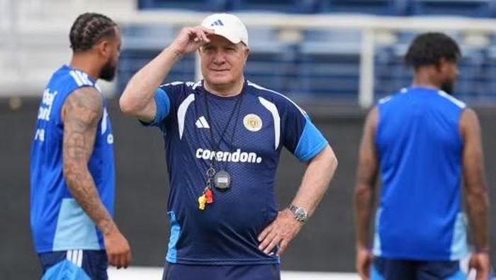 Dick Advocaat trở lại dẫn dắt Curacao sau biến cố gia đình