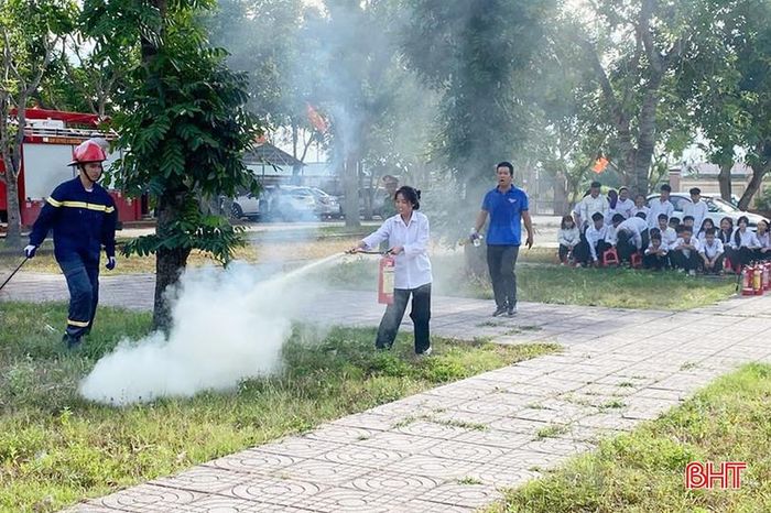  Việc trực tiếp tham gia các tình huống giả định đã giúp học sinh, giáo viên và người dân được nâng cao kiến thức, kỹ năng xử lý các sự cố cháy, nổ, tai nạn và đuối nước. 