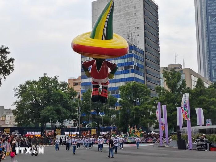 Mô hình linh vật Pique của World Cup 1986 xuất hiện trong cuộc diễu hành văn hóa chào mừng World Cup 2026 tại Mexico City ngày 13/6. (Ảnh: Phương Lan/TTXVN)