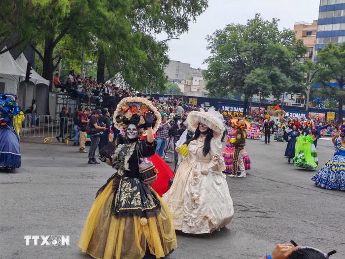 Nghệ sỹ hóa trang mang hình ảnh văn hóa Mexico đến gần hơn với du khách quốc tế. (Ảnh: Phương Lan/TTXVN)