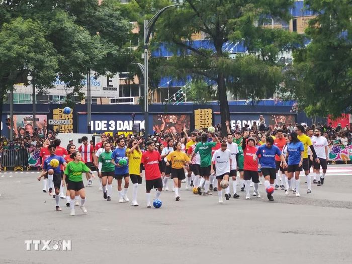 Các nghệ sỹ hóa thân thành cầu thủ bóng đá tham gia cuộc diễu hành văn hóa chào mừng World Cup 2026 tại Mexico City ngày 13/6. (Ảnh: Phương Lan/TTXVN)