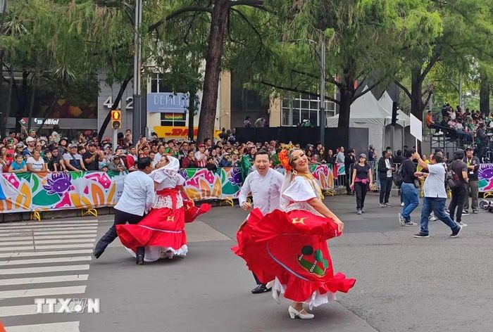 Các vũ công dân gian mang đến những tiết mục đậm bản sắc văn hóa Mexico trên đại lộ Reforma. (Ảnh: Phương Lan/TTXVN)