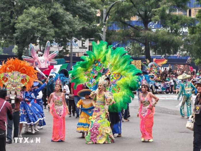 Các nghệ sỹ biểu diễn trong trang phục mang đậm sắc màu văn hóa Mỹ Latinh, tham gia cuộc diễu hành chào mừng World Cup 2026. (Ảnh: Phương Lan/TTXVN)