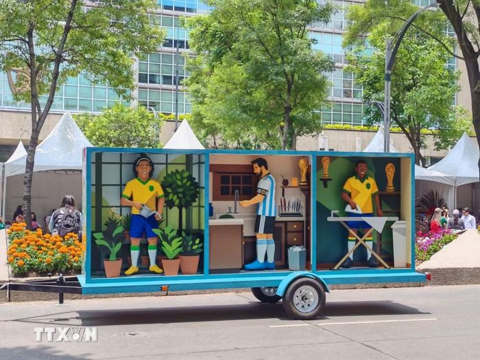 Mô hình các cầu thủ nổi tiếng xuất hiện trên xe hoa diễu hành qua đại lộ Paseo de la Reforma. (Ảnh: Phương Lan/TTXVN)