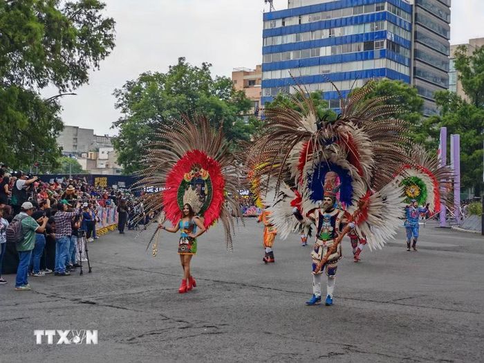 Nghệ sỹ biểu diễn nghệ thuật đường phố trong cuộc diễu hành văn hóa tại trung tâm Mexico City. (Ảnh: Phương Lan/TTXVN)