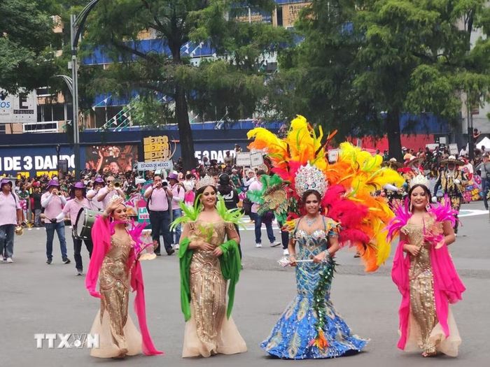 Các nghệ sỹ trong trang phục lộng lẫy sải bước trên đại lộ Paseo de la Reforma trong khuôn khổ cuộc diễu hành World Cup 2026 ở Mexico City. (Ảnh: Phương Lan/TTXVN)
