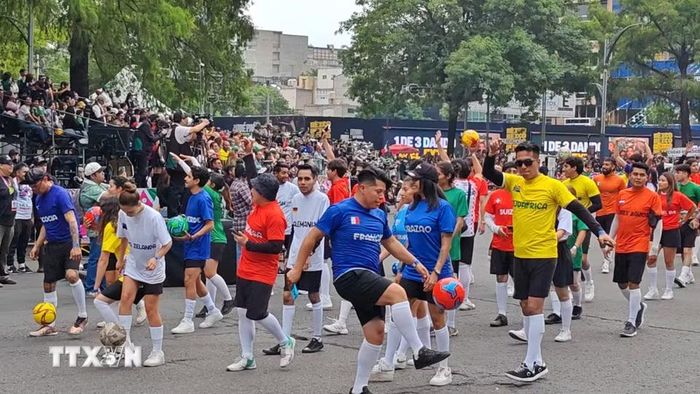 Các nghệ sỹ hóa thân thành cầu thủ bóng đá tham gia cuộc diễu hành văn hóa chào mừng World Cup 2026 tại Mexico City ngày 13/6. (Ảnh: Phương Lan/TTXVN)