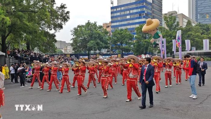 Đội nhạc kèn biểu diễn trong cuộc diễu hành văn hóa chào mừng World Cup 2026 tại Mexico City ngày 13/6. (Ảnh: Phương Lan/TTXVN)