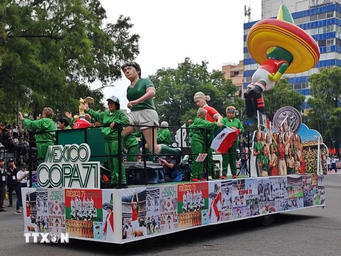 Mô hình tái hiện đội tuyển nữ Mexico tại giải đấu năm 1971 gợi nhớ một chương đáng nhớ trong lịch sử bóng đá nước chủ nhà. (Ảnh: Phương Lan/TTXVN)