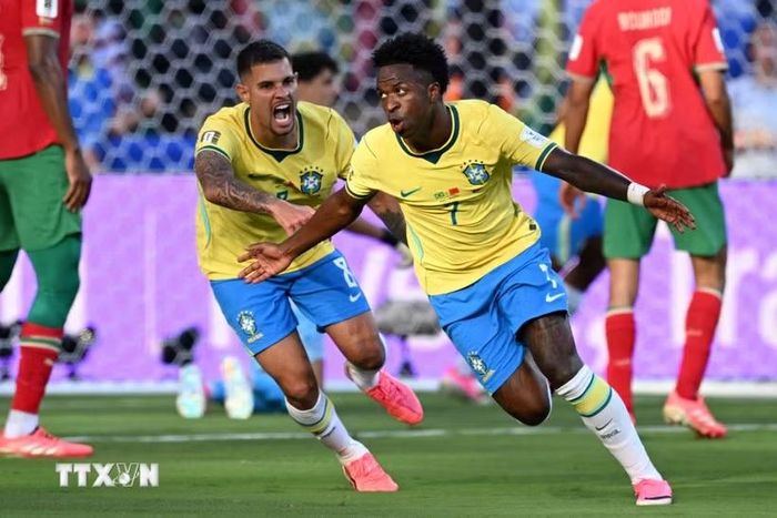 Tiền đạo Vinicius Junior (phải) ăn mừng bàn thắng gỡ hòa 1-1 cho đội nhà trước tuyển Maroc. (Ảnh: AFP/TTXVN)