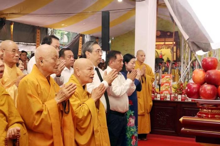 Dâng hương tưởng niệm các anh hùng liệt sỹ, đồng bào yêu nước đã ngã xuống trong Chiến dịch Mậu Thân 1968 đang được chôn cất tại Công viên Lê Thị Riêng. (Ảnh: Xuân Khu/TTXVN)