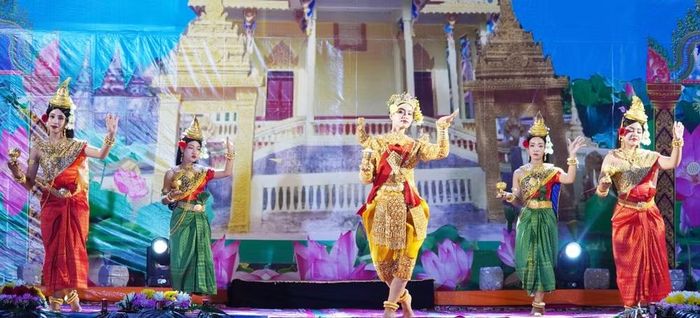Các vũ công biểu diễn múa Apsara phục vụ người dân vào dịp tết cổ truyền Chôl Chnăm Thmây. (Báo An Giang)