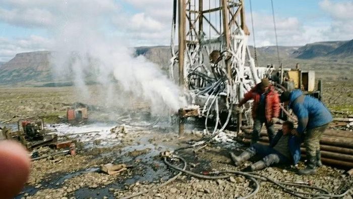 Sự cố xảy ra từ mũi khoan thăm dò đầu tiên: một luồng khí có áp suất cực lớn phụt ra từ lỗ khoan, phá vỡ khung thép của giàn khoan. (Nguồn: Dzen).