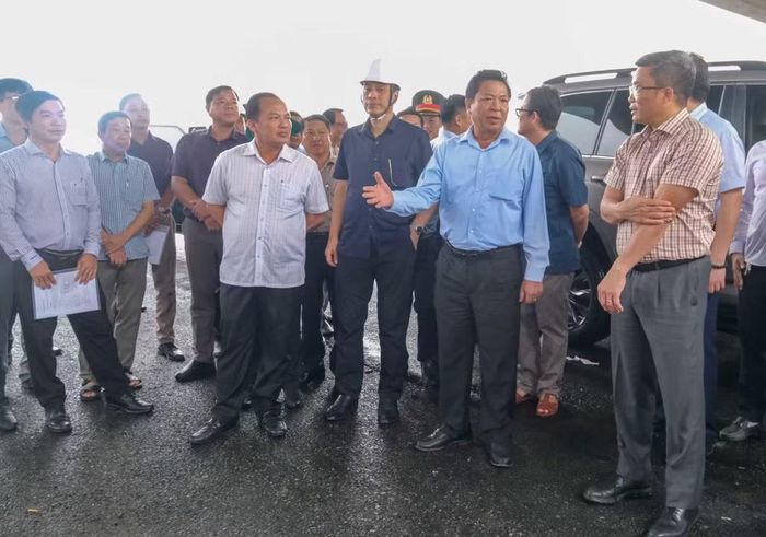 Bộ trưởng Bộ Xây dựng Trần Hồng Minh yêu cầu các địa phương, chủ đầu tư và nhà thầu tập trung tối đa nguồn lực, tháo gỡ khó khăn về mặt bằng, vật liệu xây dựng, đẩy nhanh tiến độ thi công hoàn thành 2 tuyến cao tốc. (Ảnh: Thanh Liêm/TTXVN)