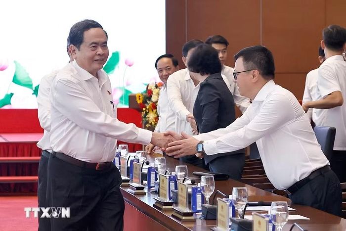 Thủ tướng Chính phủ Lê Minh Hưng và Chủ tịch Quốc hội Trần Thanh Mẫn với đại biểu. (Ảnh: Doãn Tấn/TTXVN)