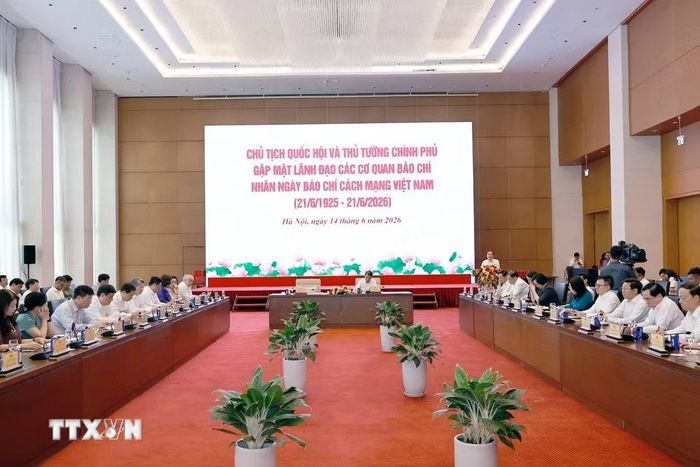 Thủ tướng Chính phủ Lê Minh Hưng và Chủ tịch Quốc hội Trần Thanh Mẫn gặp mặt lãnh đạo các cơ quan báo chí. (Ảnh: Doãn Tấn/TTXVN)