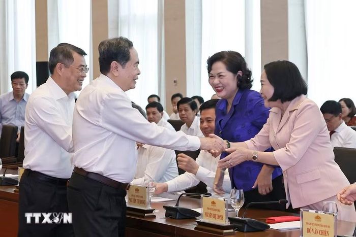 Thủ tướng Chính phủ Lê Minh Hưng và Chủ tịch Quốc hội Trần Thanh Mẫn với đại biểu. (Ảnh: Doãn Tấn/TTXVN)