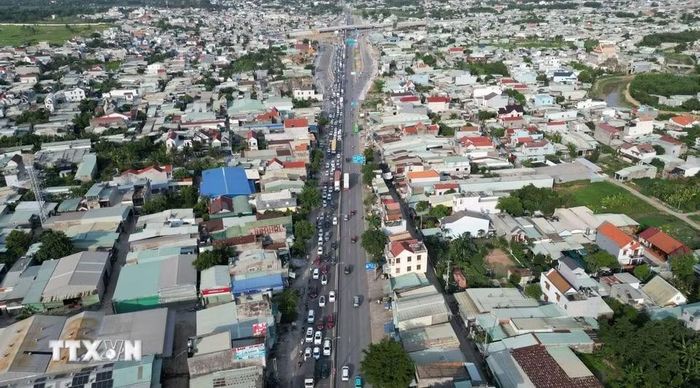 Đường Võ Nguyên Giáp, phường Phước Tân, thành phố Đồng Nai, hàng ngàn phương tiện nối đuôi chờ di chuyển qua điểm ùn tắc. (Ảnh: Lê Xuân/TTXVN)