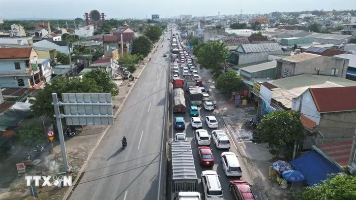 Đường Võ Nguyên Giáp, phường Phước Tân, thành phố Đồng Nai, hàng ngàn phương tiện nối đuôi chờ di chuyển qua điểm ùn tắc. (Ảnh: Lê Xuân/TTXVN)