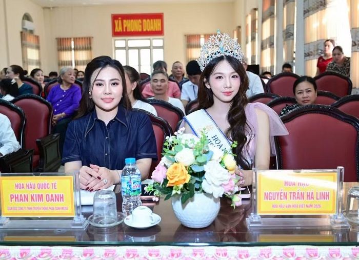 Đồng hành cùng Hà Linh là Chủ tịch cuộc thi Hoa hậu Văn hóa Thế giới - Hoa hậu Phan Kim Oanh. (Ảnh: CTV/Vietnam+)
