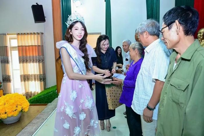 Hà Linh trao những phần quà đặc biệt dành tặng các gia đình chính sách. (Ảnh: CTV/Vietnam+)