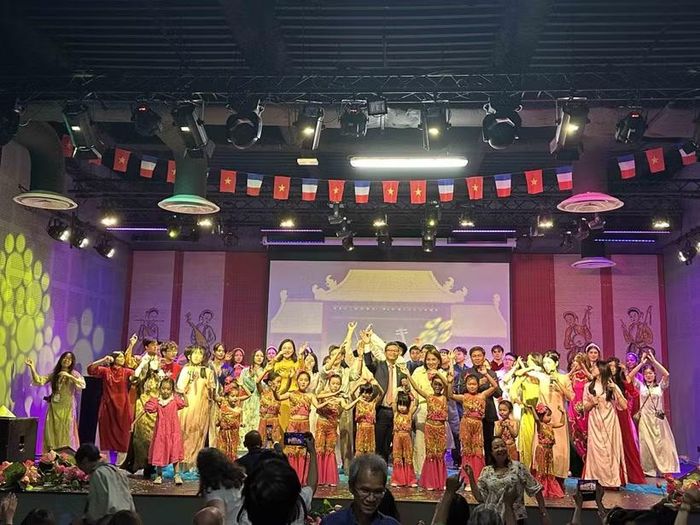 Chương trình nghệ thuật “Sắc màu Việt Nam” do chính các bạn trẻ Việt Nam trên khắp thế giới tự dàn dựng, luyên tập và biểu diễn đã mở ra một không gian sôi động, gây ấn tượng sâu sắc tới bạn bè quốc tế. (Ảnh: Ngọc Hiệp/TTXVN)