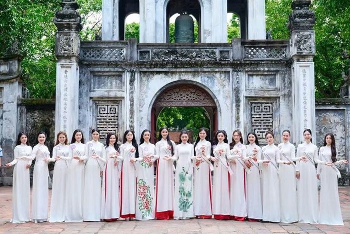 Thạc sĩ, doanh nhân Đàm Hương Thủy – nhà sáng lập cuộc thi (giữa) cùng các thí sinh sau khi vào dâng hương tại Văn Miếu - Quốc Tử Giám. (Ảnh: BTC)