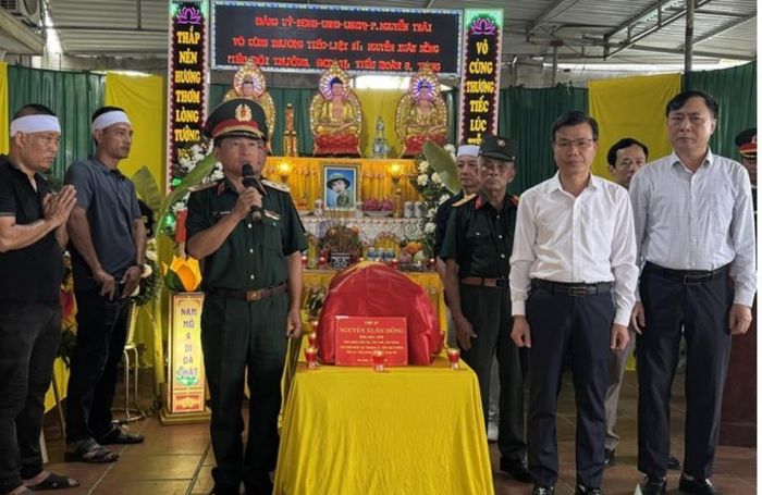 Trung tướng Trần Tấn Hùng, Phó chủ tịch Thường trực Hội Hỗ trợ gia đình liệt sĩ Việt Nam bàn giao hài cốt liệt sĩ Nguyễn Xuân Hồng cho cấp ủy, chính quyền địa phương và thân nhân gia đình liệt sĩ.