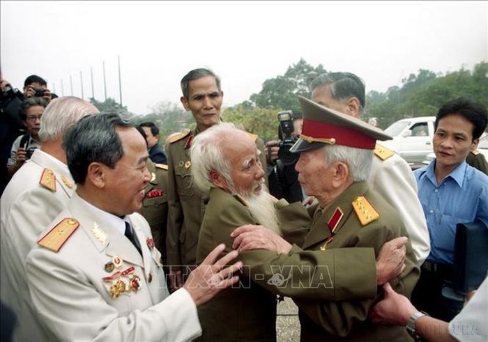 Ngày 13/3/2004, tại Hà Nội, Trung ương Hội Cựu chiến binh Việt Nam và Hội Cựu chiến binh thành phố Hà Nội tổ chức buổi gặp mặt thân mật đại diện chiến sĩ Điện Biên Phủ nhân dịp kỷ niệm 50 năm chiến thắng lịch sử. Trong ảnh: Đại tướng Võ Nguyên Giáp gặp lại những chiến sĩ của mình đã chiến đấu ở chiến trường Điện Biên Phủ 50 năm trước. Ảnh: Tùng Lâm/TTXVN
