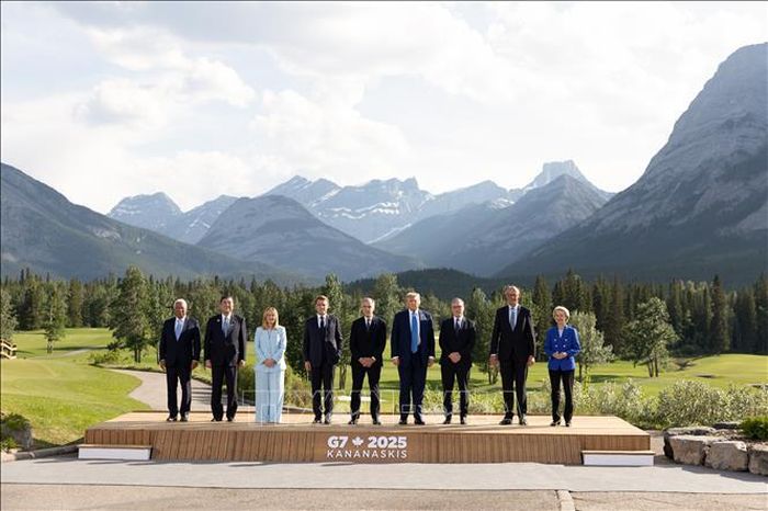 Lãnh đạo các nước G7 và Liên minh châu Âu chụp ảnh chung tại Hội nghị thượng đỉnh G7 ở Alberta, Canada, ngày 16/6/2025. Ảnh: THX/TTXVN