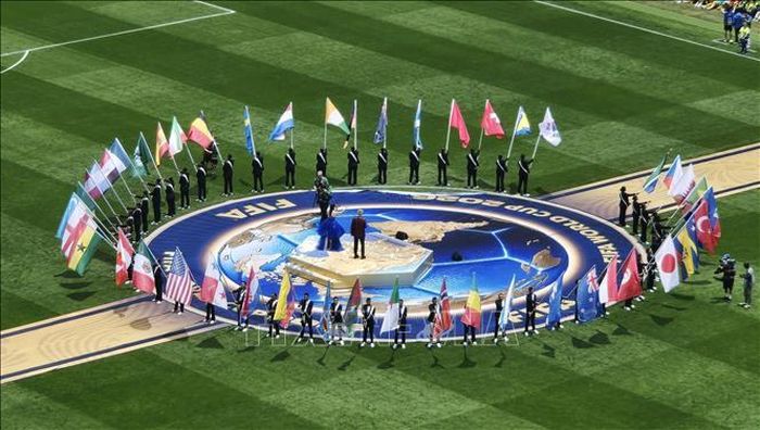 Rước quốc kỳ của các nước có đội tuyển tham dự World Cup 2026 tại lễ khai mạc ở Mexico. THX/TTXVN