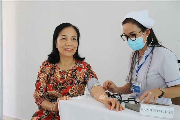 Người dân phường Xuân Hòa (TP Hồ Chí Minh) được kiểm tra, quản lý sức khỏe ngay tại Trạm Y tế. Ảnh: Đinh Hằng/TTXVN