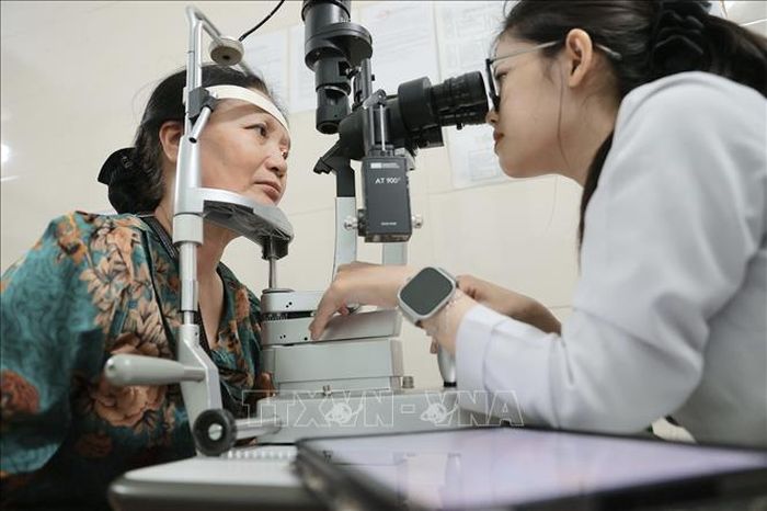 Khu vực khám mắt cho bệnh nhân tại điểm trạm Trương Định (Trạm Y tế phường Bạch Mai, Hà Nội). Ảnh: Minh Quyết/TTXVN
