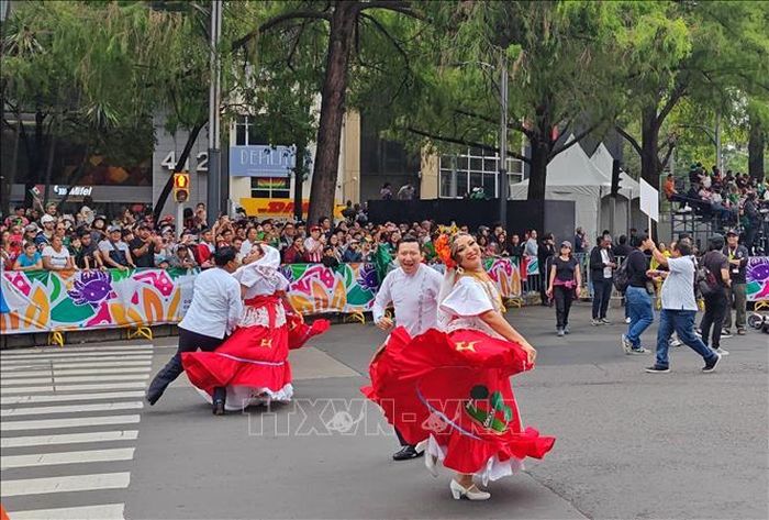 Các vũ công dân gian mang đến những tiết mục đậm bản sắc văn hóa Mexico trên đại lộ Reforma.