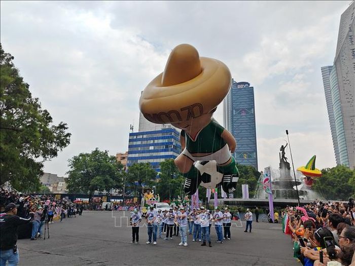 Mô hình linh vật Juanito của World Cup 1970 xuất hiện trong cuộc diễu hành chào mừng World Cup 2026 ở Mexico City ngày 13/6.