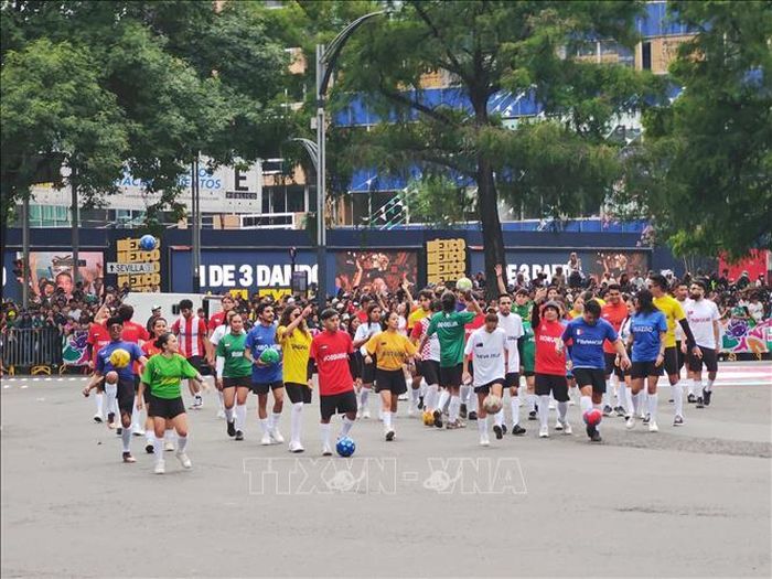 Các nghệ sĩ hóa thân thành cầu thủ bóng đá tham gia cuộc diễu hành văn hóa chào mừng World Cup 2026 tại Mexico City ngày 13/6.