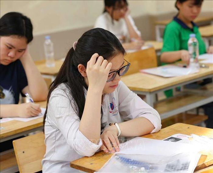 Thí sinh dự thi 3 môn: Ngữ văn, Toán, Tiếng Anh. Nội dung đề thi chủ yếu nằm trong chương trình lớp 9 thuộc Chương trình Giáo dục phổ thông 2018. Ảnh: Thanh Tùng/TTXVN