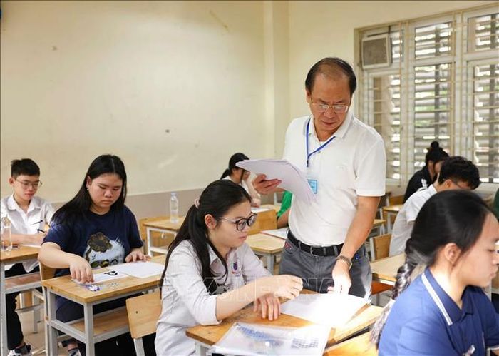 Ông Lê Văn Cường - Phó Hiệu trưởng nhà trường cho biết, chỉ tiêu tuyển sinh năm học 2026-2027 là 420 học sinh, trong khi đó có 5.566 thí sinh đăng ký dự thi. Với số lượng này, tỉ lệ chọi vào trường tương đương 1/13, tăng đáng kể so với năm trước. Ảnh: Thanh Tùng/TTXVN