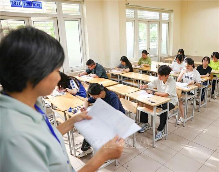 Ông Lê Văn Cường - Phó Hiệu trưởng nhà trường cho biết, chỉ tiêu tuyển sinh năm học 2026-2027 là 420 học sinh, trong khi có 5.566 thí sinh đăng ký dự thi. Với số lượng này, tỉ lệ chọi vào trường tương đương 1/13, tăng đáng kể so với năm trước. Ảnh: Thanh Tùng/TTXVN