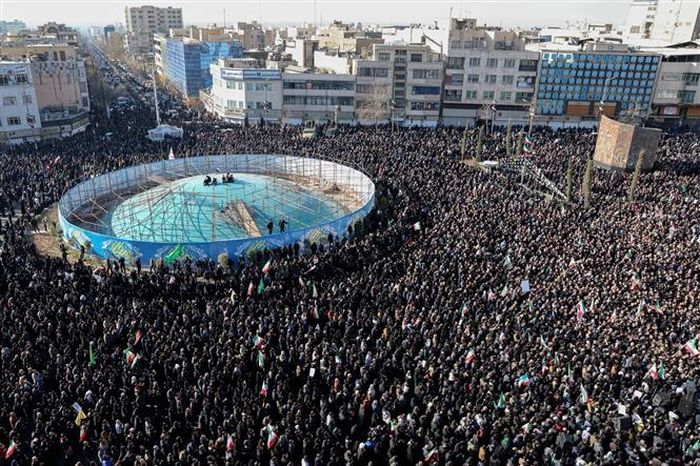 Người dân Iran tập trung bày tỏ niềm thương tiếc lãnh tụ tối cao Ali Khamenei tại Tehran, ngày 1/3/2026. Ảnh tư liệu: THX/TTXVN phát