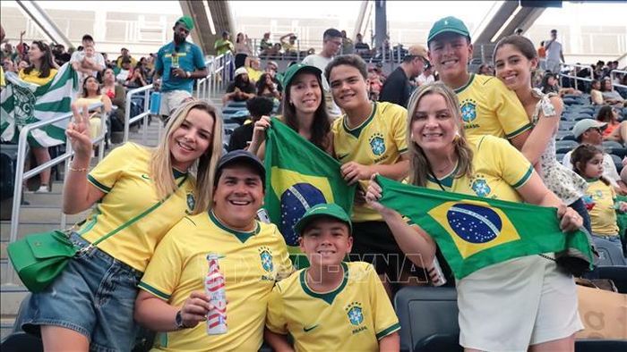 Cổ động viên Brazil ăn mừng sau khi Vinicius Junior gỡ hòa 1-1.