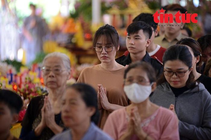 Đông đảo tăng ni, Phật tử trên địa bàn thành phố tham dự lễ tưởng niệm, kỳ siêu tại Công viên Lê Thị Riêng.