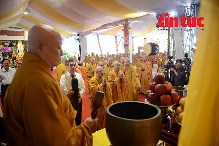 Lãnh đạo TP Hồ Chí Minh cùng Ban Trị sự Giáo hội Phật giáo Việt Nam TP Hồ Chí Minh tham dự lễ tưởng niệm, kỳ siêu liệt sĩ và đồng bào yêu nước tại Công viên Lê Thị Riêng.