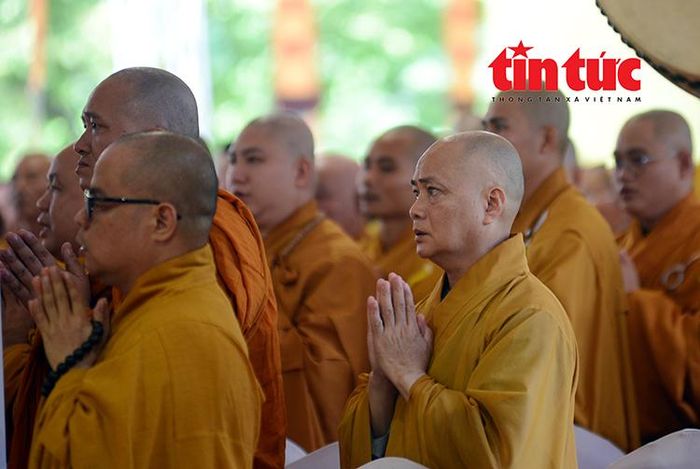 Các đại biểu tham dự lễ tưởng niệm, kỳ siêu liệt sĩ và đồng bào tại Công viên Lê Thị Riêng.
