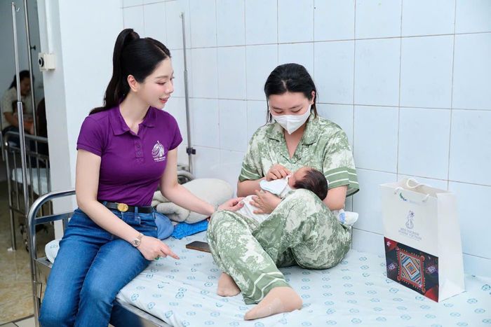 Những lời động viên và sự sẻ chia của các thí sinh dành cho bệnh nhi và gia đình trong chương trình thiện nguyện.