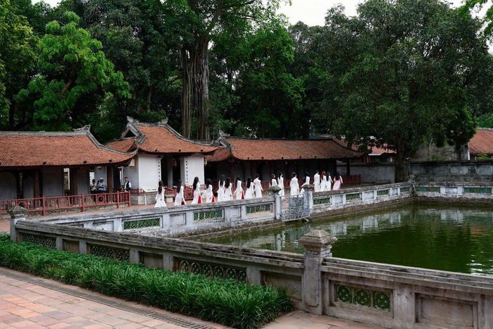 Hình ảnh các thí sinh trong tà áo dài truyền thống tại Văn Miếu - Quốc Tử Giám.