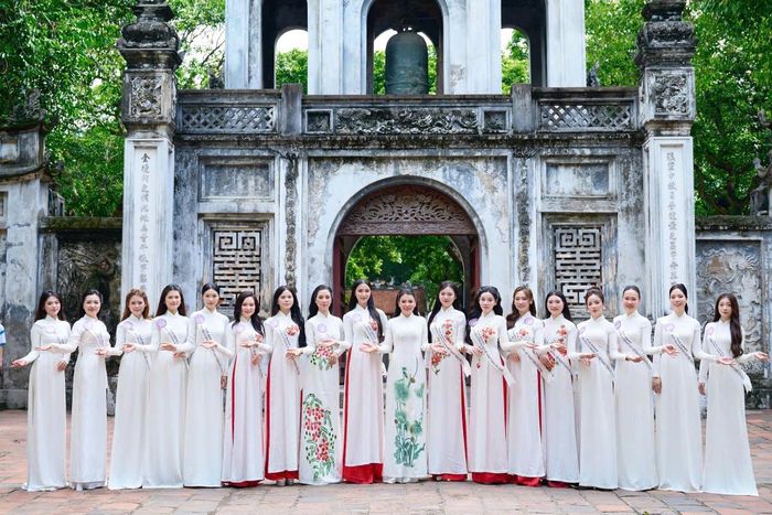 Top 20 thí sinh Hoa hậu Di sản Áo dài Việt Nam toàn cầu 2026 dâng hương tại Văn Miếu - Quốc Tử Giám, bày tỏ lòng tri ân với truyền thống hiếu học và văn hóa dân tộc.