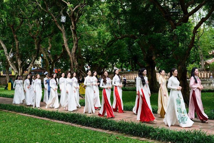 Các thí sinh tham quan khu di tích Văn Miếu - Quốc Tử Giám, tìm hiểu lịch sử và những giá trị di sản văn hóa của đất nước.